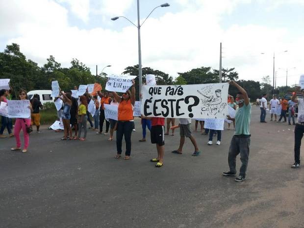 Manifestantes levaram cartazes, apitos e nariz de palhaço para protestar. Celpa, Belém (Foto: G1 PA)