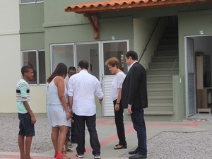 Dilma acompanhada do governador de Pernambuco, Paulo Câmara conhece famílila beneficiada com MCMV em Petrolina (Foto: Juliane Peixinho/ G1)