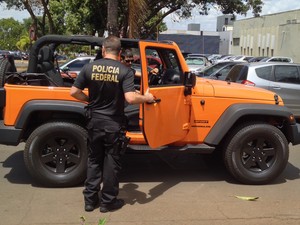 Um dos carros apreendidos nesta quinta-feira (19) pela Polícia Federal na operação Miqueias. (Foto: Luciana Amaral/G1)