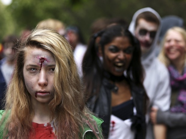 Participantes de &#39;marcha de zumbis&#39; durante festival internacional de cinema em Bruxelas, na Bélgica (Foto: Francois Lenoir/Reuters)