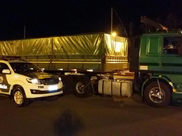 Caminhão estava carregado com produtos contrabandeados (Foto: Divulgação/ Polícia Rodoviária Tatuí)
