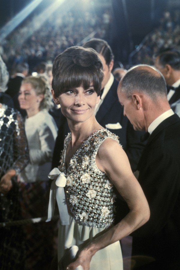 Audrey Hepburn at the Dorothy Chandler Pavilion in Los Angeles, California (Photo by Ron Galella/Ron Galella Collection via Getty Images) (Foto: Ron Galella Collection via Getty)