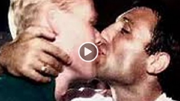 Beijo Stoichkov e Ronald Koeman