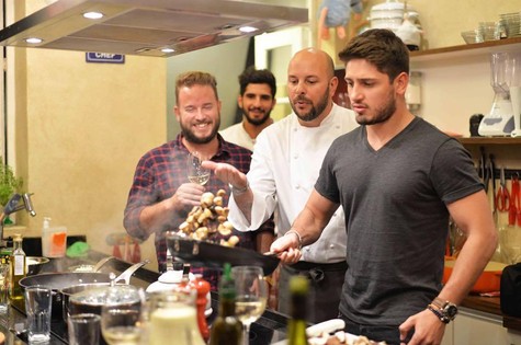 Christiano Ramalho dá aula para o ator Daniel Rocha. Atrás, o sous-chef Flávio Rineiro e Felipe Guga  (Foto: Ari Kaye)