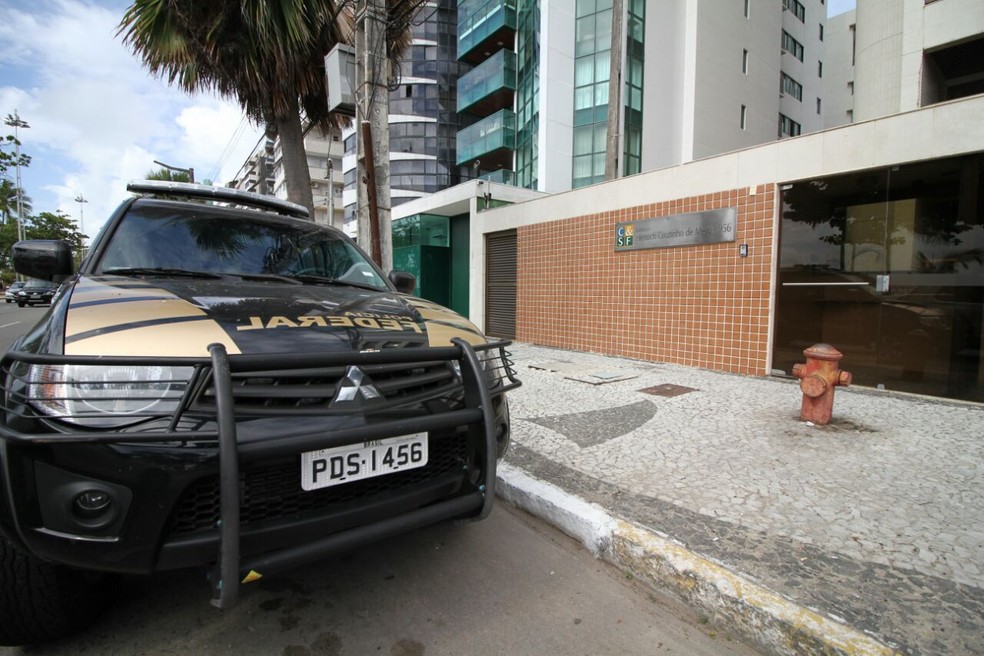 Policiais federais estiveram em prédio na Avenida Boa Viagem, na Zona Sul do Recife, durante a operação Vórtex (Foto: Aldo Carneiro/Pernambuco Press)