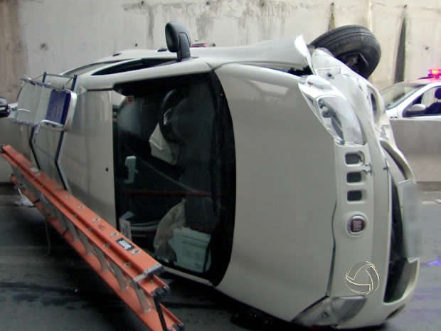 Carro capotou na Trincheira Jurumirim, na Avenida Miguel Sutil, em Cuiab. (Foto: Reproduo/TVCA)