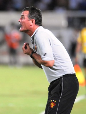 Mazola Júnior não gostou do empate contra o Santa Cruz (Foto: Aldo Carneiro)