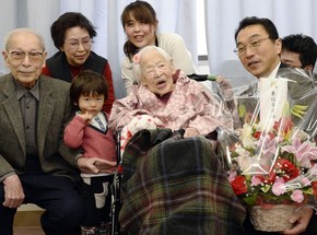 A japonesa Misao Okawa, reconhecida pelo Guinness Book, o livro dos recordes, como a pessoa mais velha do mundo, comemorou nesta quinta-feira (5) seu aniversário de 117 anos (Foto: Kyodo News/AP)