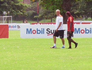 Vagner Love e Dorival Junior conversam no treino do Flamengo (Foto: Janir Júnior / Globoesporte.com)