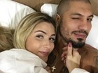 Na cama, ex-BBBs Aline e Fernando mostram intimidade