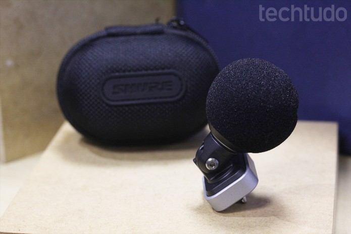 Microfone tem ajuste e 90 graus para se adaptar ao local exato da captação de som no iPhone (Foto: Melissa Cruz / TechTudo) Microfone tem ajuste e 90 graus para se adaptar ao local exato da captação de som no iPhone (Foto: Melissa Cruz / TechTudo)