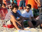 Cercado de amigos, Humberto Carrão curte dia de praia no Rio