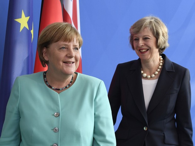 Angela Merkel, chanceler alemã, e Theresa May, premiê britânica, se reuniram nesta quarta-feira (20) em Berlim (Foto: JOHN MACDOUGALL / AFP)