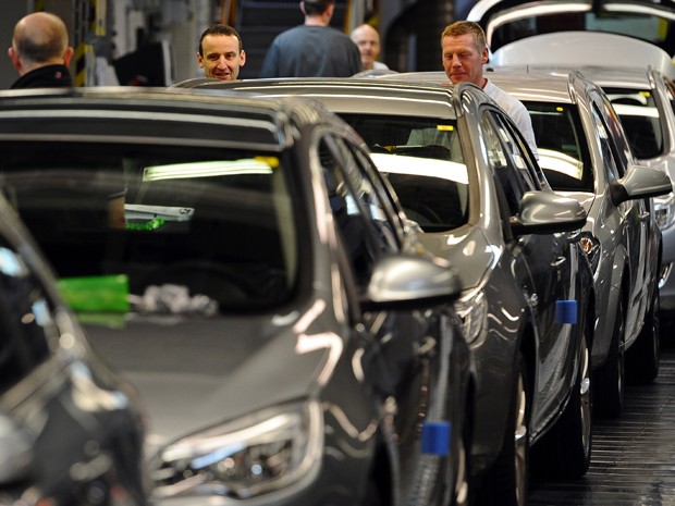 Empregados da GM trabalham na fábrica da Vauxhall nesta quinta (17) (Foto: Paul Ellis / AFP)