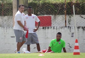 Paulinho machuta tornozelo durante treino do Náutico (Foto: Daniel Gomes/GloboEsporte.com)