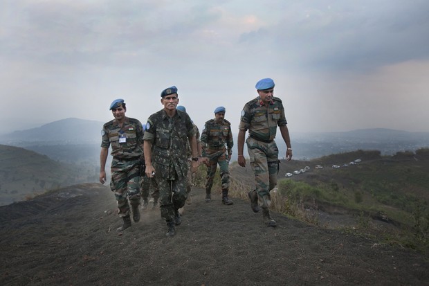 Sanos Cruz nos arredores da cidade de Goma, em julho de 2013, no primeiro conflito em que as forças da ONU tiveram de atacar. O confronto durou dois dias (Foto: Acervo pessoal)