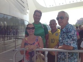 Os primeiros a chegar na fila, às 8h03, foram os amigos Monica Lahmann e André Vaz (camisa verde) (Foto: Lívia Torres / G1)