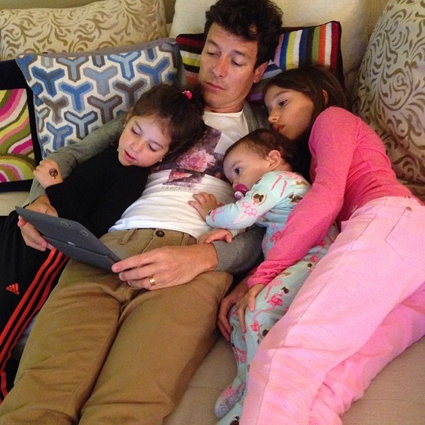 Rodrigo Faro e as filhas Clara, Maria e Helena em Miami, nos Estados Unidos (Foto: Instagram/ Reprodução)