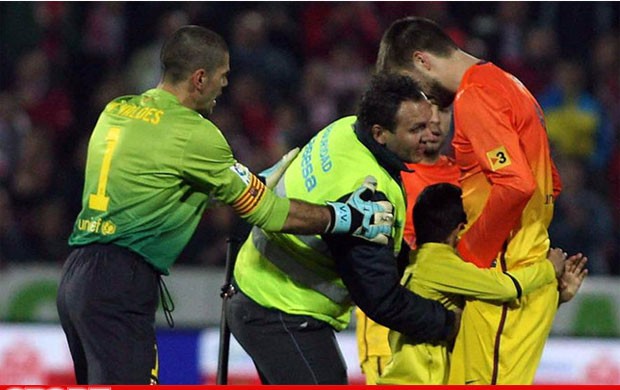 Criança invade o campo para abraçar o zagueiro Piqué, do Barcelona (Foto: Reprodução / Sport.es)