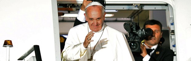 Papa se despede do Brasil com  
'até breve' e diz que já sente saudades (Evaristo Sá/AFP)