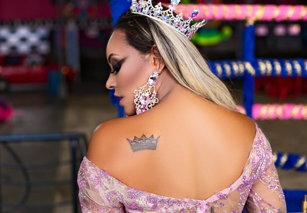 Ana Beatriz Godoi mostra tattoo com coroa de rainha (Foto: Ricardo Sakai/Edu Graboski/Divulgação) Ana Beatriz Godoi mostra tattoo com coroa de rainha (Foto: Ricardo Sakai/Edu Graboski/Divulgação)