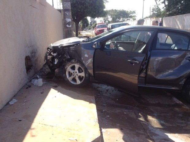 Carro atingiu muro e motorista diz não ter visto outro veículo (Foto: Ricardo Campos Jr. / G1 MS)
