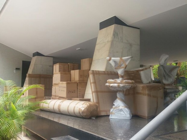 Funcionários de empresa de mudança começaram a retirar os pertences de Cunhad o apartamento no início da manhã (Foto: Bárbara Nascimento/G1)
