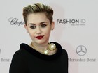 Miley Cyrus surpreende ao usar looks comportados em premiação