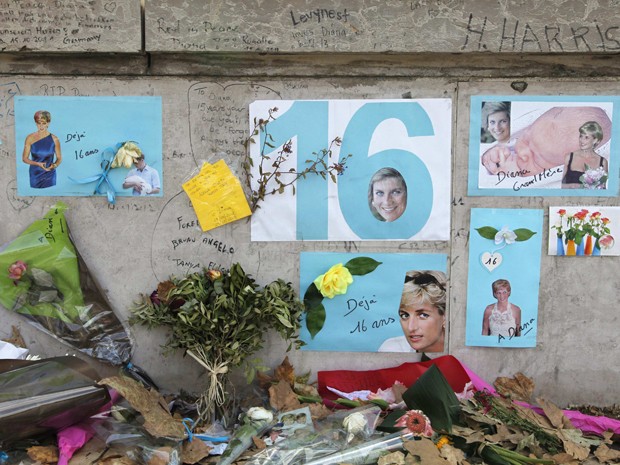 Fãs fizeram homenagens para Diana com cartazes e flores em Paris, neste sábado (Foto: Reuters/John Schults)