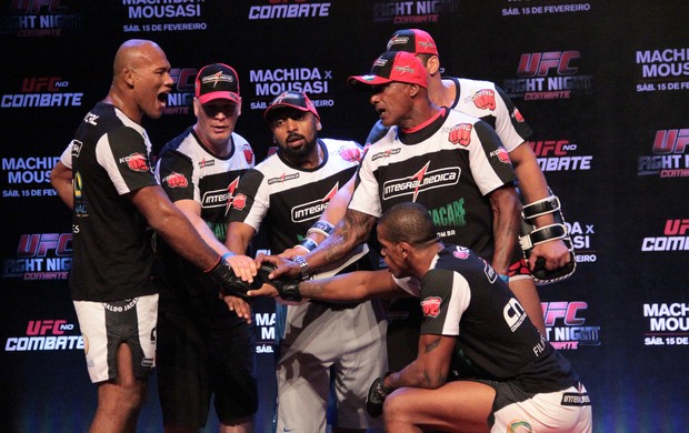 UFC Jaguará Ronaldo Jacaré puxa grito de guerra (Foto: Rodrigo Malinverni)