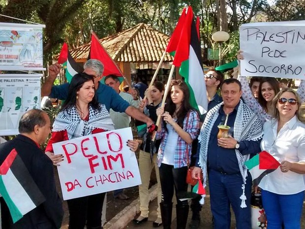 Comunidade palestina de Santo Ângelo se reuniu em protesto neste domingo (3) (Foto: Fernando Gomes/RBS TV)