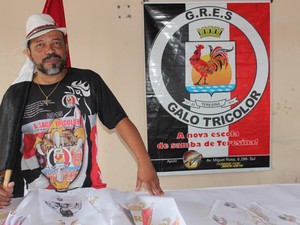 Presidente mostra os desenhos das fantasias do carnaval 2015, em Teresina (Foto: Gilcilene Araújo/G1)