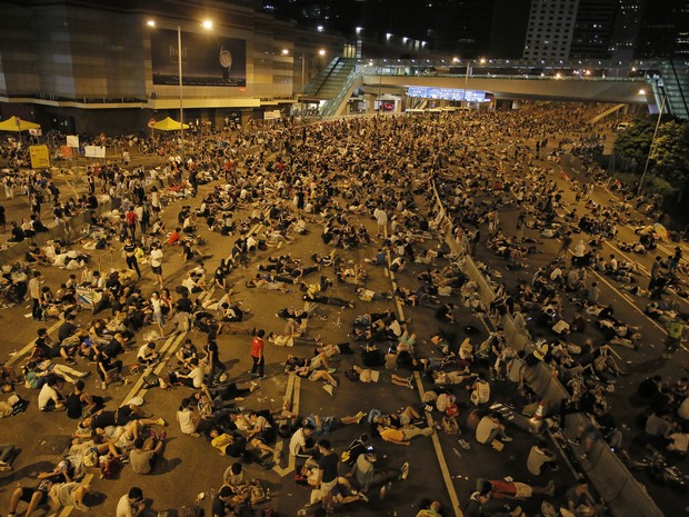 Manifestantes sentam e deitam na rua durante protesto em Hong Kong, neste domingo (28) (Foto: AP Photo/Vincent Yu) Manifestantes sentam e deitam na rua durante protesto em Hong Kong, neste domingo (28) (Foto: AP Photo/Vincent Yu)