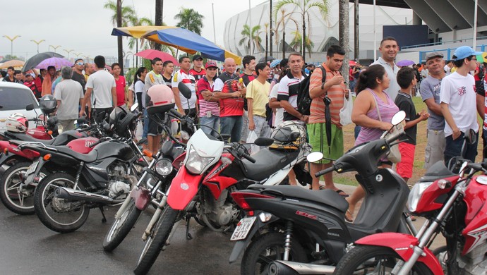 Flamenguistas fazem fila para comprar ingressos em Manaus (Foto: Isabella Pina)