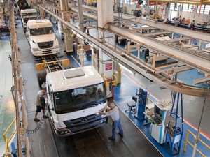 Produção de caminhões Mercedes-Benz (Foto: Divulgação)