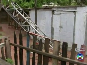 Torre de celular cai em casa na Vila Dutra após vendaval em Bauru (Foto: Reprodução/TV TEM)