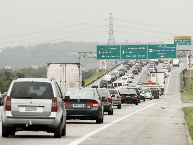 Motoristas enfrentam trânsito intenso em direção ao interior paulista nesta véspera de feriado (Foto: Paulo Fischer/Futura Press/Estadão Conteúdo)