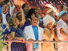 Dezenas de famosos homenageiam Boni em carro da Beija-Flor; veja fotos