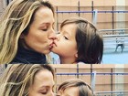 Luana Piovani posta foto dando selinho no filho Dom: 'Beijo dengoso'
