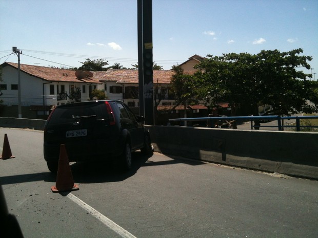 Morista perdeu o controle na ponte de acesso ao centro de Cabo Frio (Foto: Priscila Teixeira / G1)