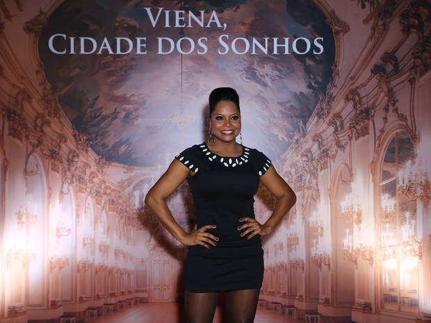 Adriana Bombom em festa no Centro do Rio (Foto: Marcello Sá Barretto e Alex Palarea/ Ag. News)