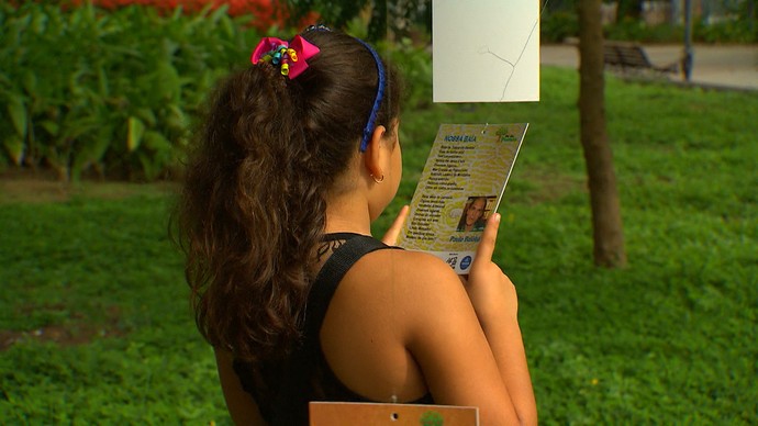 Projeto Pé de Poesia distribui textos por árvores de Salvador  (Foto: TV Bahia)