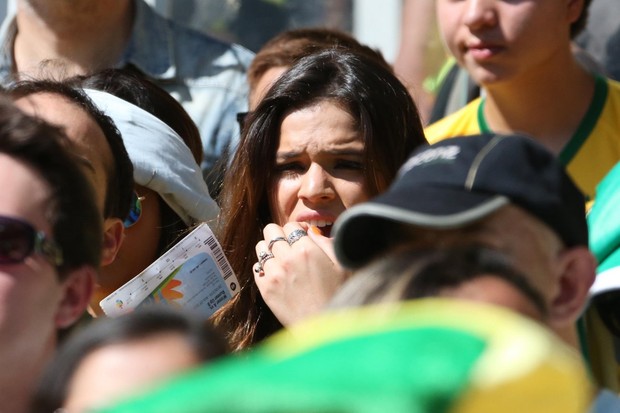 Bruna Marquezine no estádio (Foto: William Volcov / BPP/ AgNews)