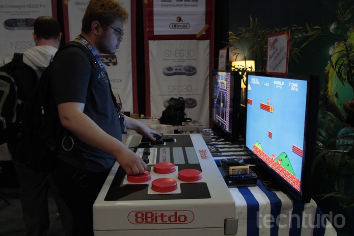 Controles gigantes em exposição na E3 2015 (Foto: Tais Carvalho / TechTudo) Controles gigantes em exposição na E3 2015 (Foto: Tais Carvalho / TechTudo)