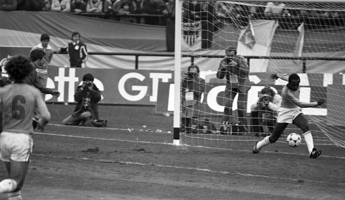 Amaral salva em cima da linha, Brasil x Espanha, Copa do Mundo 1978 (Foto: Eurico Dantas/Agência O Globo)