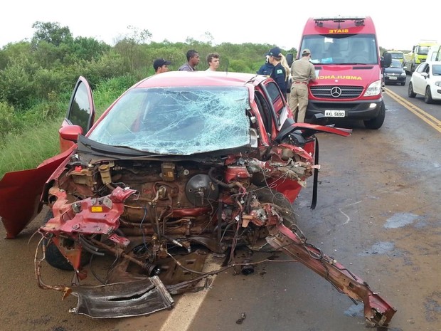Trecho da rodovia onde ocorreu o acidente ficou bloqueado até a retirada das vítimas e dos carros da pista (Foto: Divulgação/Corpo de Bombeiros)