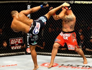 UFC Daniel Cormier chuta Frank Mir (Foto: Getty Images)