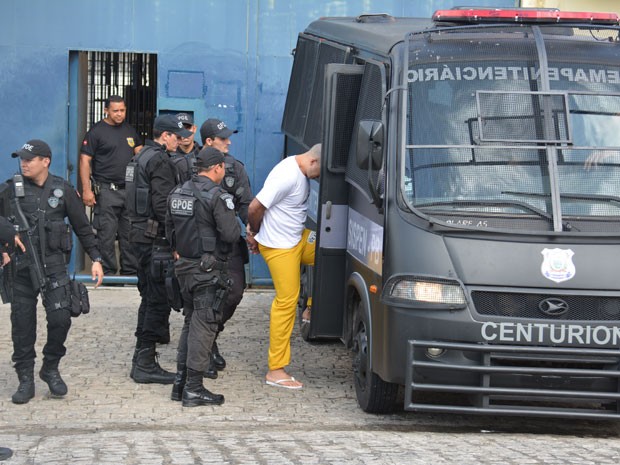 Transferência ocorreu por volta das 7h15 desta terça-feira, em João Pessoa (Foto: Walter Paparazzo/G1)