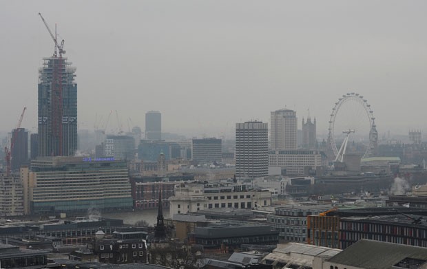 Vista geral de Londres mostra nuvem de poluição nesta quinta-feira (19) (Foto: Alessandro Abbonizio/AFP)