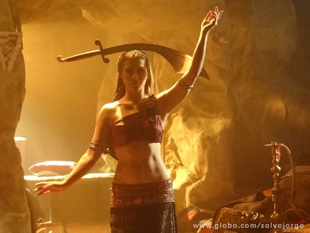 Cleo Pires faz a dança da espada (Foto: Salve Jorge/Tv Globo)